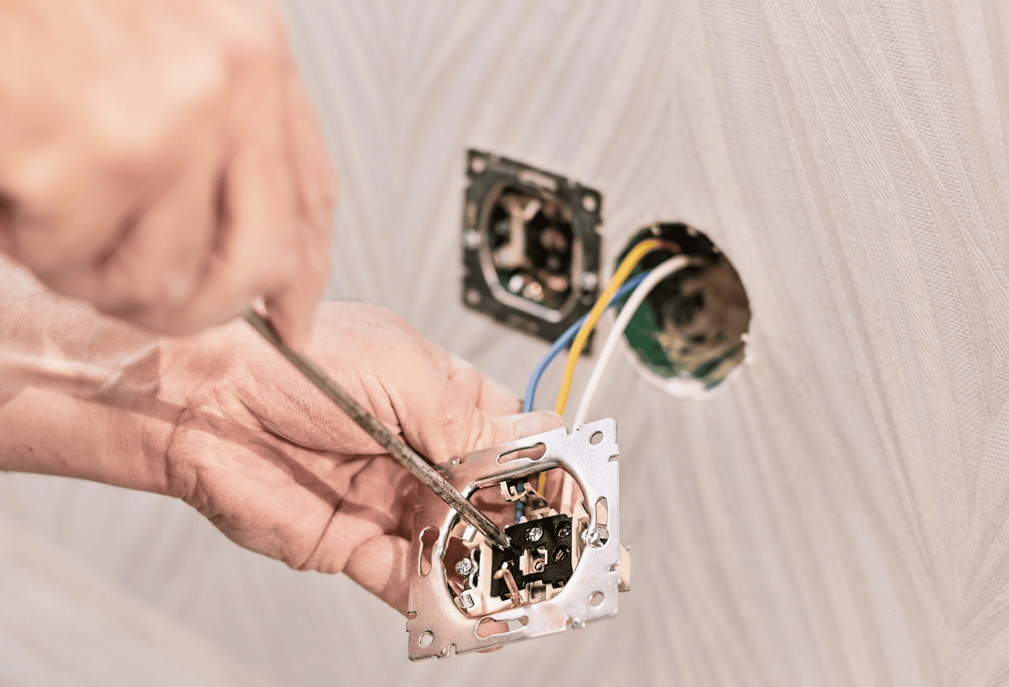 La tensión eléctrica puede ser de 3 tipos, en este post explicamos las diferencias y en qué se basan cada uno de ellos