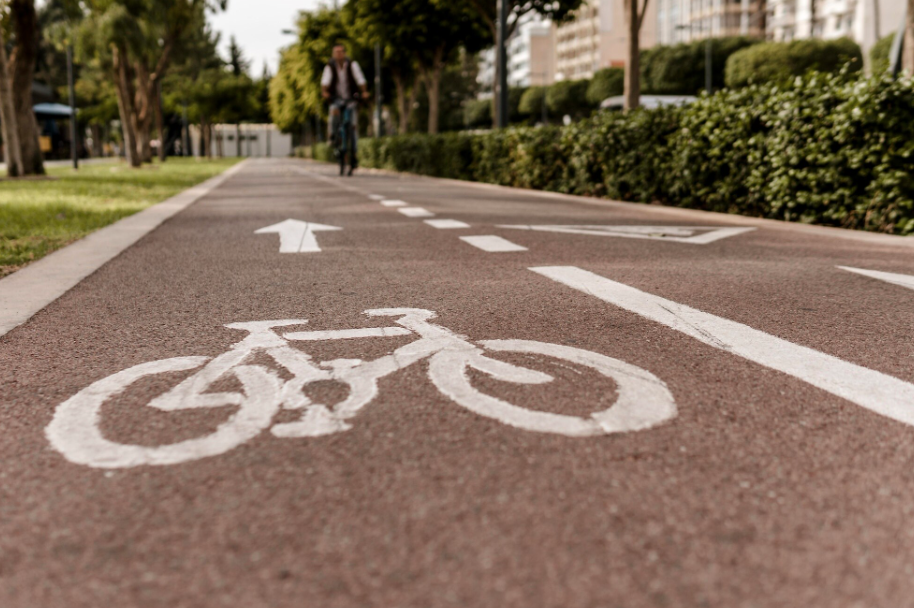Existen muchas formas de contribuir para mejorar la movilidad en las ciudades, y con los ejemplos que se recopilan en el artículo podrás conocer las principales