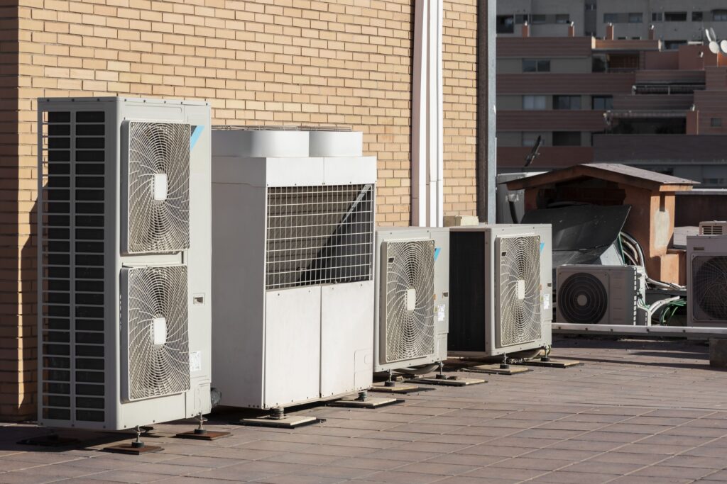 Saca partido de esta situación por la sustitución de calderas de combustión fósil por bombas de calor en tu vivienda o bloque, multiplicando hasta x4 el volumen de ahorros generados